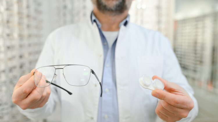 Nueva ayuda del Gobierno: subvencionará las gafas y las lentillas con 100 euros siempre que se cumplan estos requisitos 1 Nueva ayuda del Gobierno: subvencionará las gafas y las lentillas