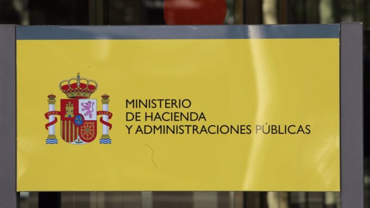 Buenas noticias para los contribuyentes: un error de Hacienda permitirá a estos trabajadores recibir una paga extra de 4.000 euros 1 Un error de Hacienda permitirá a estos trabajadores recibir una paga extra