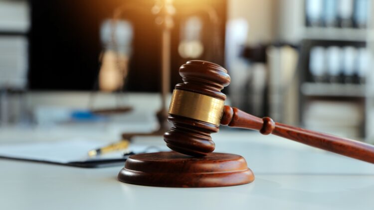 Un jubilado deja 930.000 euros de herencia a su enfermera y el Tribunal Supremo la obliga a devolver la mitad por esta razón 1 Un jubilado deja 930.000 euros de herencia a su enfermera