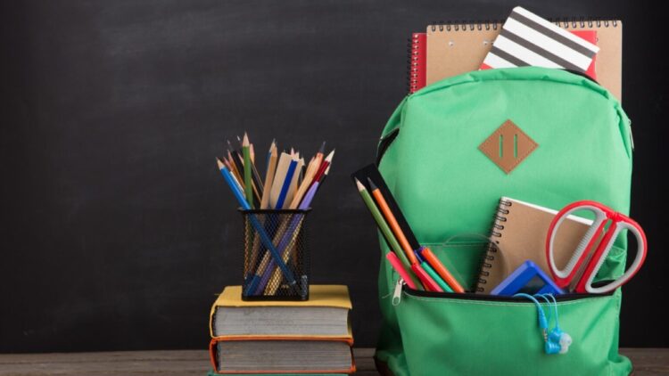 La Xunta lo hace oficial: las familias gallegas podrán recibir ayudas para comprar material escolar siguiendo estos pasos 1 Las familias gallegas podrán recibir ayudas para comprar material escolar