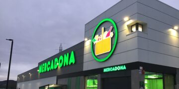 Se encontró 100 euros, se los quedó y Mercadona la despidió