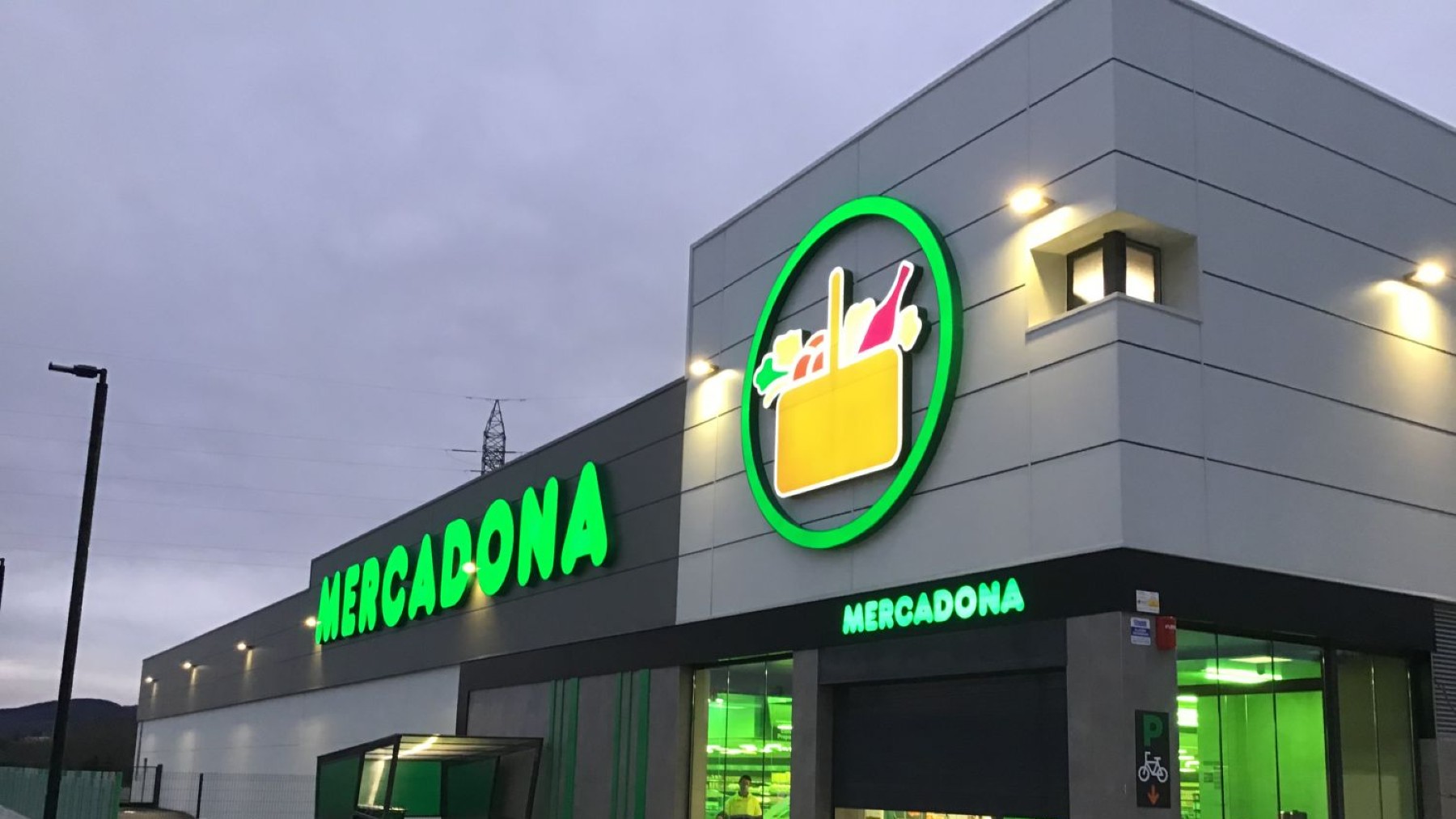 Se encontró 100 euros, se los quedó y Mercadona la despidió