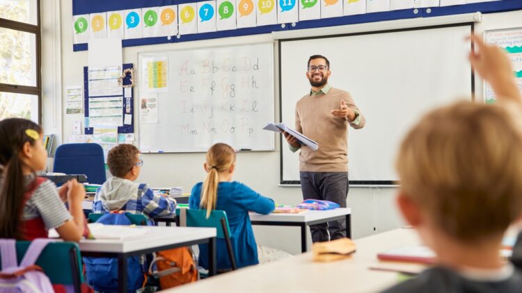 Es oficial: Madrid tendrá 3.000 nuevos profesores el curso 2025/26 y así puedes optar a las nuevas plazas 1 Madrid tendrá 3.000 nuevos profesores el curso 2025/26