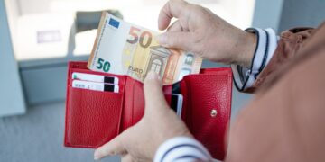 Los jubilados empezarán a cobrar la primera paga extra del año