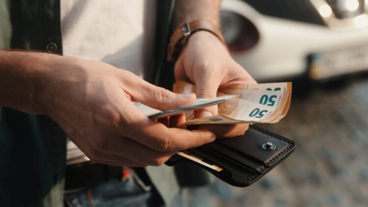 Es oficial: el SEPE aprueba una nueva ayuda de 480 euros al mes y estos son los requisitos para cobrarla 1 El SEPE aprueba una nueva ayuda de 480 euros al mes