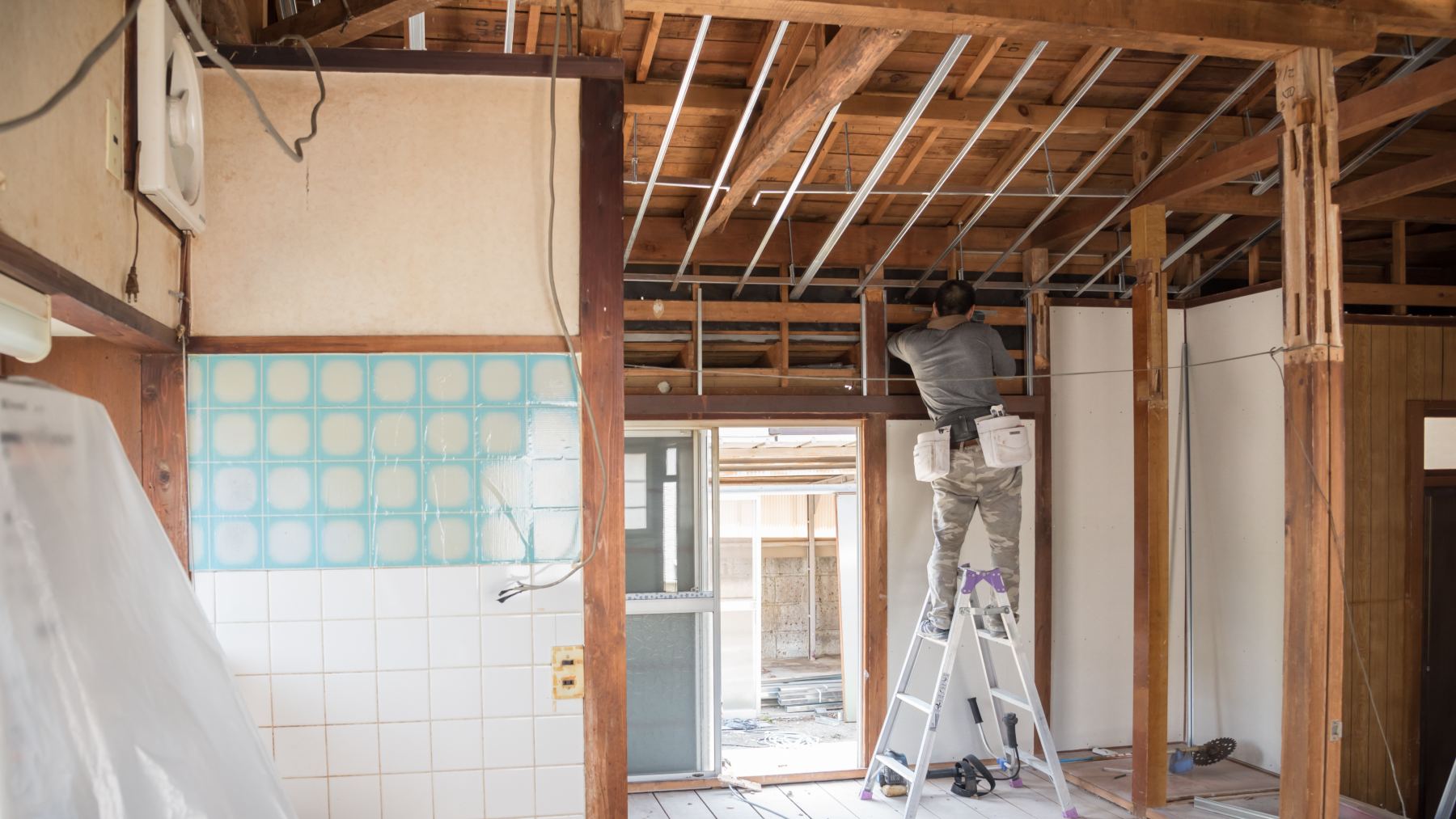 Ayuda a su suegro en una reforma estando de baja