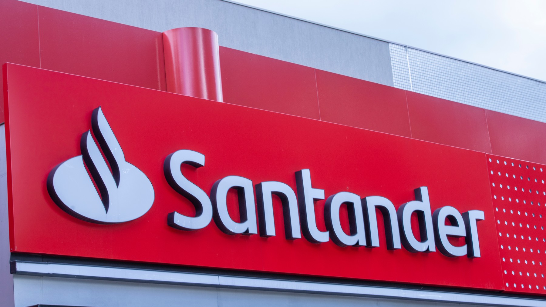 Banco Santander tira la casa por la ventana