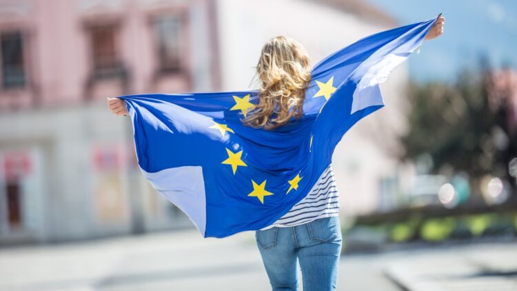 Es oficial: el programa Europa Joven ofrece becas y asesoramiento a los jóvenes que quieren trabajar o estudiar fuera de España 1 El programa Europa Joven ofrece becas y asesoramiento a los jóvenes