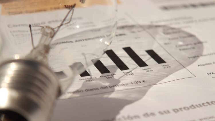 Ni trucos ni trampas: este es el importante descuento legal en la luz que muchos hogares aún no aprovechan 1 Este es el importante descuento legal en la luz