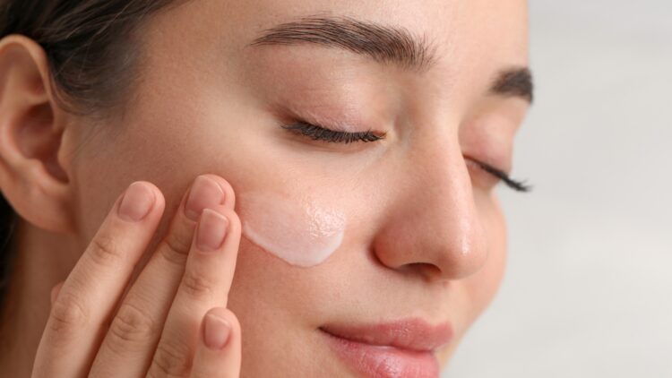 Colas en Mercadona: este tratamiento cuida y rejuvenece tu piel y cuesta menos de 10 euros 1 Colas en Mercadona: este tratamiento cuida y rejuvenece tu piel