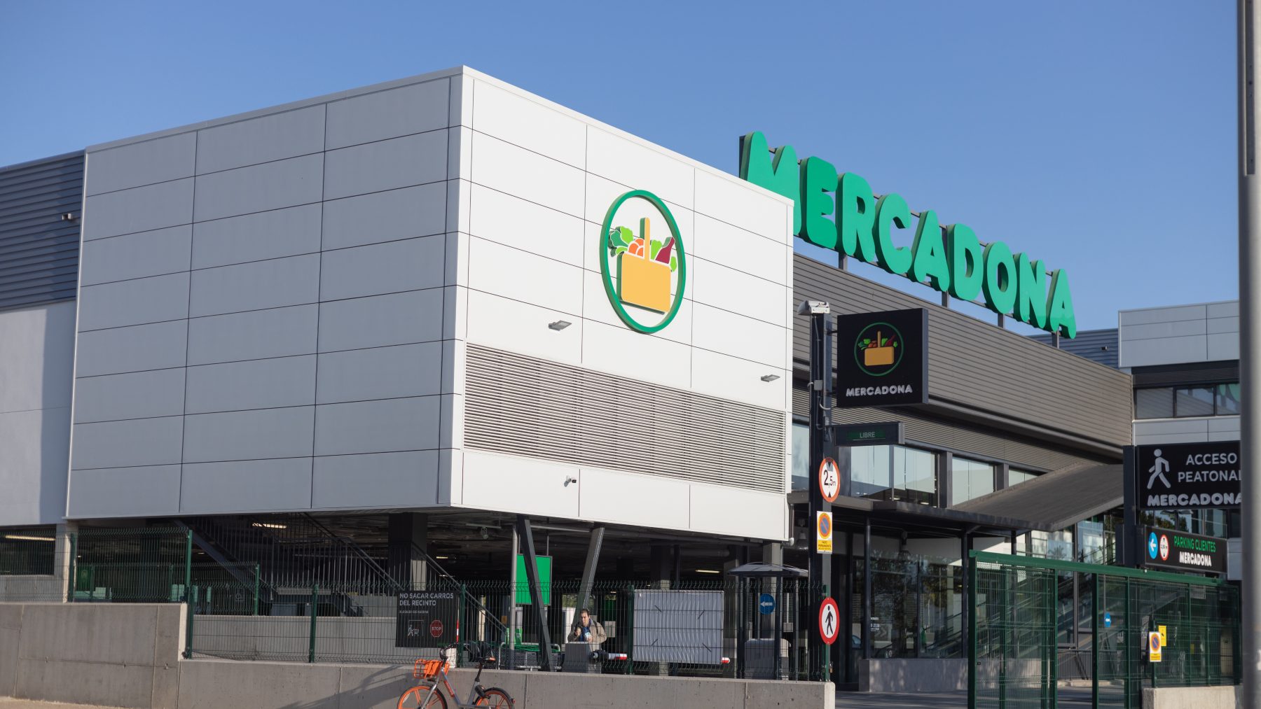 Colas en Mercadona: los amantes de las hamburguesas