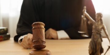 Perdona 900.000 euros a un hombre que avaló a su familia en un negocio