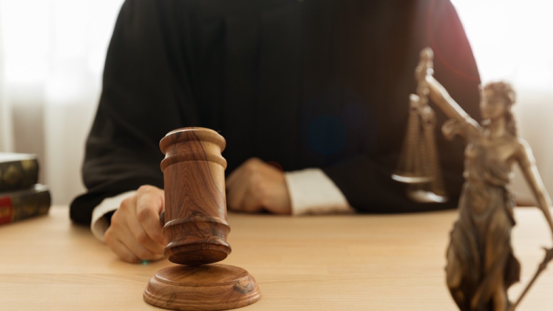 Perdona 900.000 euros a un hombre que avaló a su familia en un negocio