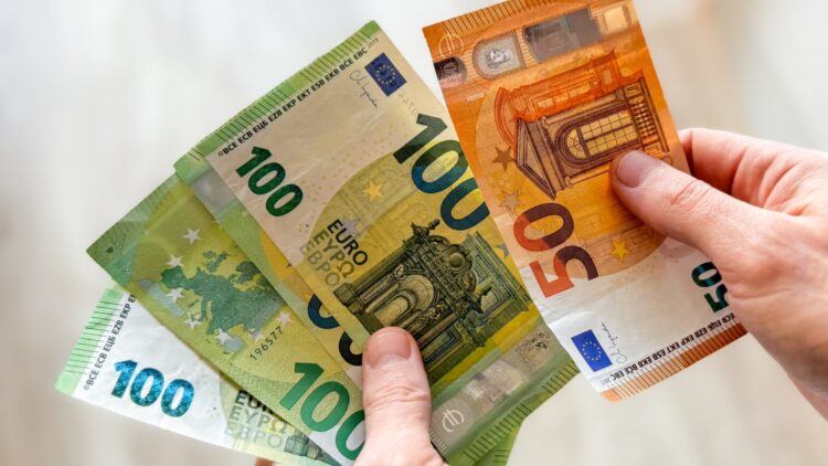 Confirmado: el SEPE dará ayudas de 600€ a quienes hagan estos cursos y cumplan estos requisitos 1 El SEPE dará ayudas de 600€ a quienes hagan estos cursos