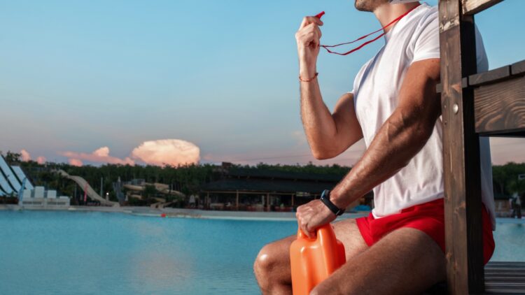 Confirmado: así varía el salario de los socorristas en función de si trabajan en una piscina o en la playa 1 Confirmado: así varía el salario de los socorristas