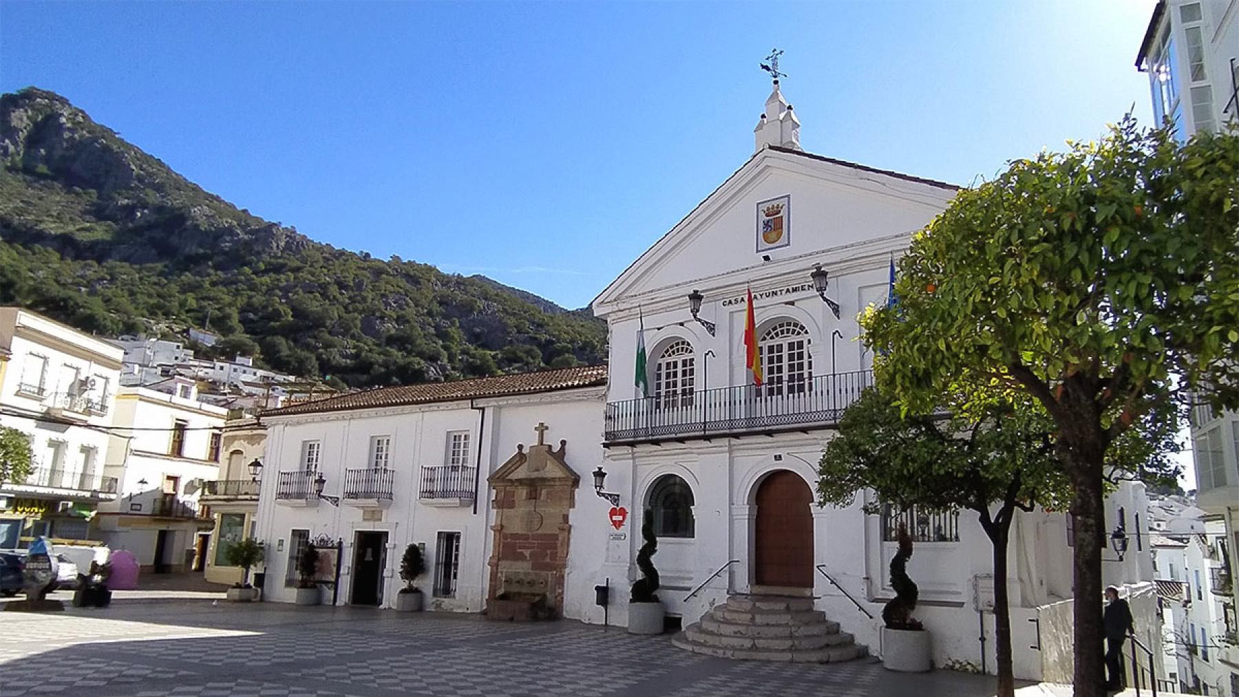 Demanda al ayuntamiento tras caerse en la calle