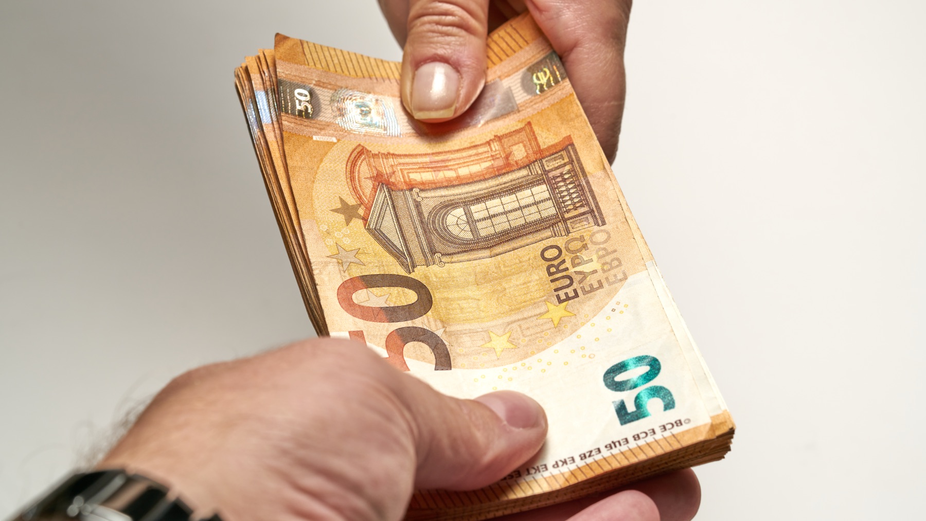 Así permite el Estatuto de Trabajadores que paguen más a tu compañero