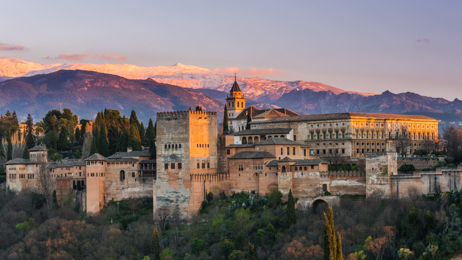 Habilita 187 plazas de empleo para trabajar en La Alhambra