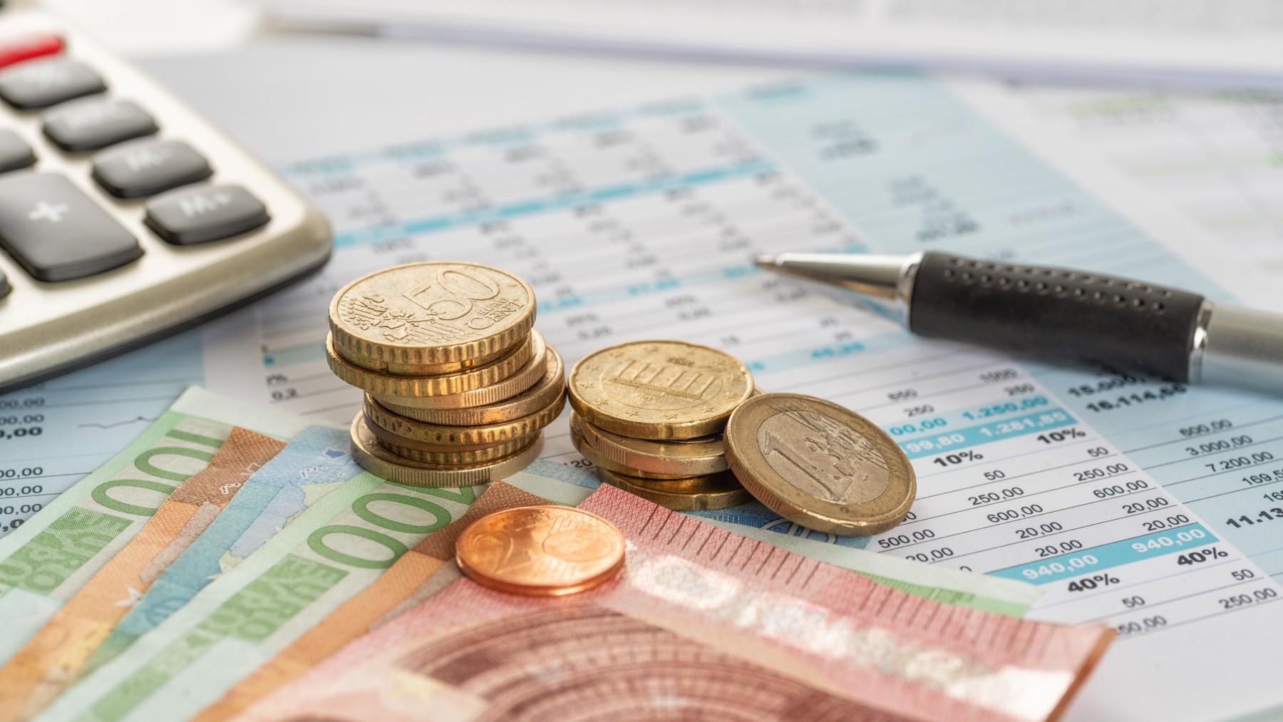 Un autónomo muestra el dinero que se embolsa tras pagar los gastos