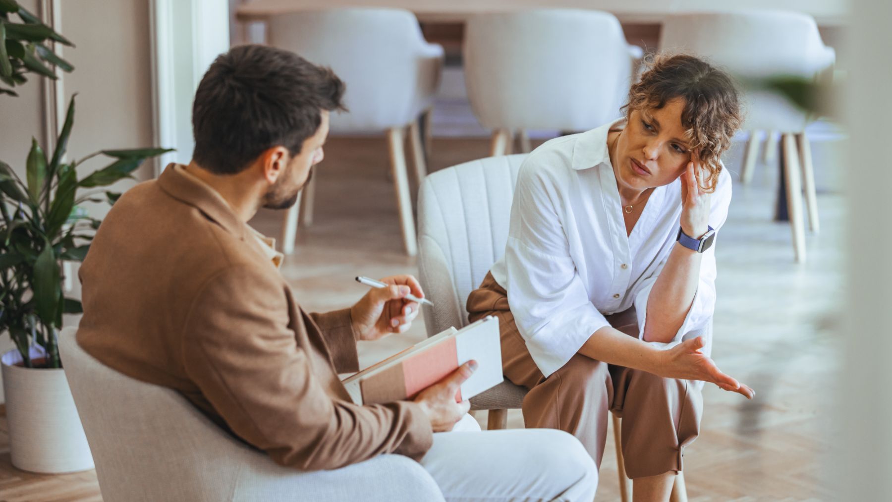Ni mentiras ni timidez: esto es lo que realmente significa cuando alguien desvía la mirada mientras te habla, según la psicología