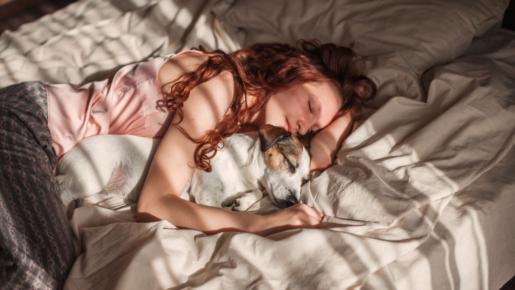 ¿Es bueno que mi perro duerma en la cama conmigo? Una veterinaria resuelve la duda de una vez por todas