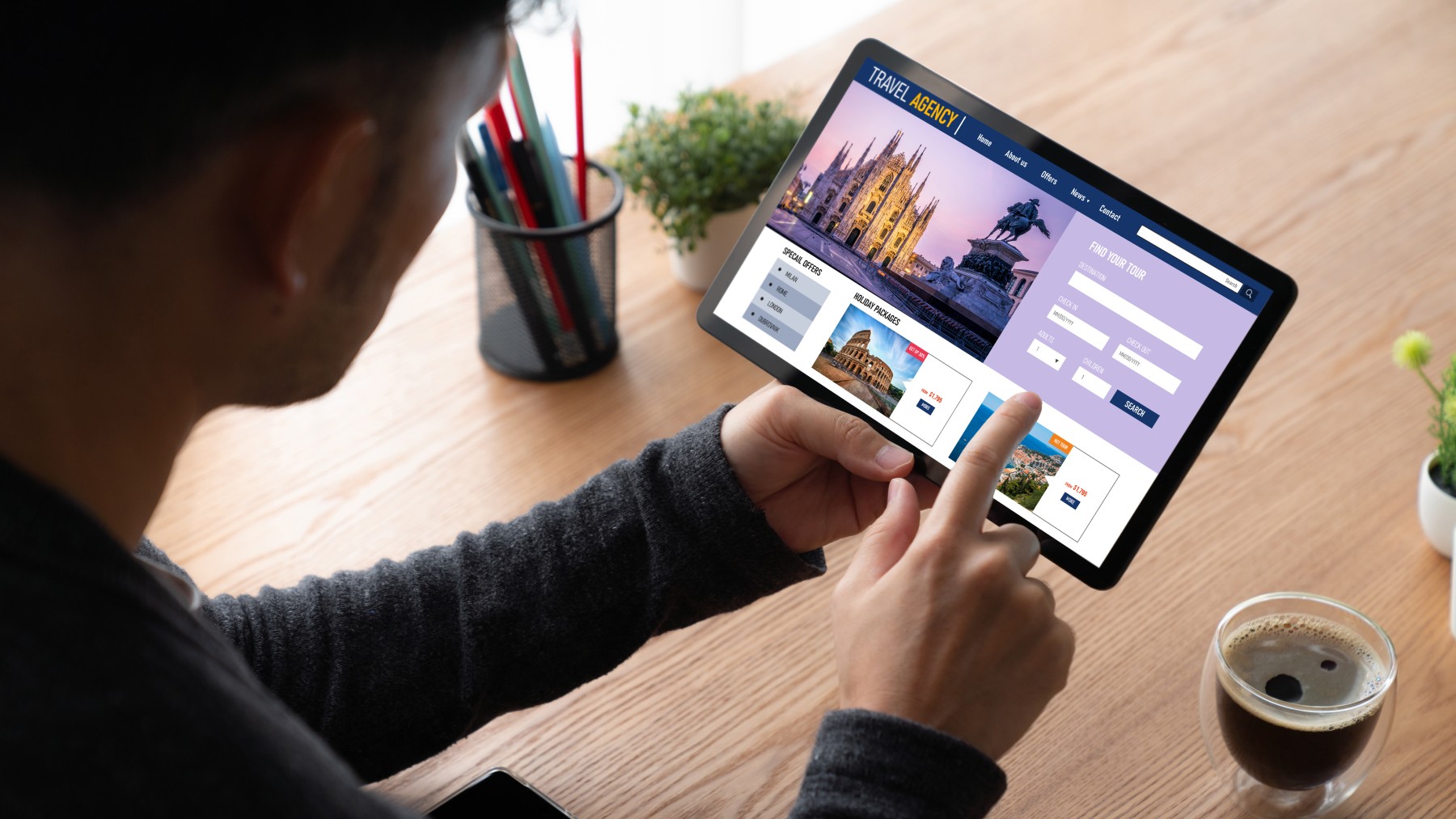 En el momento de planificar un viaje, la posibilidad de ahorro es clave para la gran mayoría de las personas. El objetivo es controlar el gasto en la medida de lo posible, algo que no siempre se puede lograr. Uno de los motivos de esto suele darse en la búsqueda de vuelos asequibles, que no es tan fácil cuando muchos creen. Todo porque los precios son volátiles, en parte por diferentes estrategias que utilizan las aerolíneas para maximizar sus ingresos y optimizar la ocupación de los vuelos. Pero, por suerte, también hay métodos para conseguir comprar más barato, como se asegura en El Tech de Jordi: comprar un martes noche, sobre todo en la segunda quincena, no realizar la búsqueda desde dispositivos caros o con baja batería y activar el modo incógnito y usar un VPN (Red Privada Virtual). La variación de los precios Uno de los elementos que influyen en la continua variación del coste de un billete de avión es la utilización de algoritmos de precios dinámicos, aseguran desde El Tech de Jordi. Están basados en análisis estadísticos y aprendizaje automático. Además, consideran una gama diversa de variables como la demanda histórica para una determinada ruta, la disponibilidad actual de asientos, la competencia en el mercado y la anticipación a la demanda futura. Esto quieres decir que si un usuario procede numerosas veces a la búsqueda de un vuelo específico, los algoritmos pueden interpretarlo como “un interés creciente”. De esa forma, ajustar el precio al alza para capitalizar esa demanda aparente. Además, las cookies y otras tecnologías de seguimiento permiten rastrear los comportamientos de navegación en los consumidores. Cómo evitar la subida precios Seguro que en más de una ocasión, a la persona que busca un vuelo, le ha ocurrido que en un intervalo apenas cinco minutos ha visto como el coste del mismo billete le cuesta más. Esto es debido a que las aerolíneas “suben los precios según el día, el dispositivo desde el que se realiza la búsqueda e incluso teniendo en cuenta el nivel adquisitivo de la persona que busca ese billete”. Para evitar que el coste del billete de avión suba, desde El Tech de Jordi recomiendan tomar algunas medias para reducir esa vigilancia propia de un mundo cada vez más digitalizado como es el actual. Por ello, dan una serie de pasos para evitarlo, destacando sobre todo el último: - El mejor momento para comprar es el partes por la noche, sobre todo, la segunda quincena del mes. - Se debe evitar la búsqueda desde dispositivos caros o que tengan poca batería. - Hay que activar el modo incógnito y usar una VPN. También hay un truco para los hoteles María López, experta en finanzas y ahorros, asegura que lo primero que tiene que hacer una persona que busca ahorrar en el coste los hoteles es descargarse la extensión de Google Chrome VS Hotel, que es “totalmente gratuita” y permitirá “ahorrar mucho en las reservas de hotel”. Así, una vez instalada, cada vez que se busque un hotel concreto en Booking, “la extensión buscará automáticamente la web del hotel”. De esta forma, se podrá comprobar “si la reserva directamente en la web del hotel sale más económica que en Booking”. El motivo es que, según la experta, son muchas las veces en las que debido “al tema de las cancelaciones a última hora u ofertas puntuales, hay precios mucho más baratos directamente en el hotel”. En otras ocasiones, la situación que se ha dado, es que una vez hecha la reserva en Booking, se descubre que en la web del hotel es mucho más barato. En este caso, López sugiere realizar una captura de pantalla y enviársela directamente a la plataforma de búsqueda: “Booking, como se compromete a facilitar el mejor precio de todos los hoteles, debe reembolsar la diferencia”.