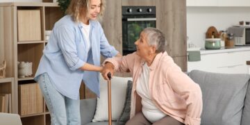 Valencia amplía la ayuda a domicilio con más profesionales