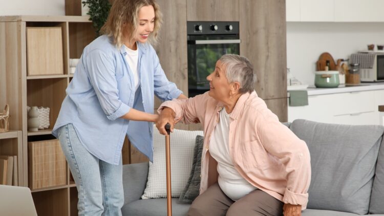 Adiós a las listas interminables: Valencia amplía la ayuda a domicilio con más profesionales y de manera gratuita 1 Valencia amplía la ayuda a domicilio con más profesionales