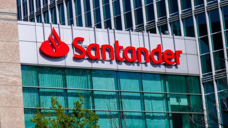 Confirmado: Banco Santander ofrece becas de 1.000 euros a universitarios y estos son los requisitos y plazos 1 Banco Santander ofrece becas de 1.000 euros a universitarios