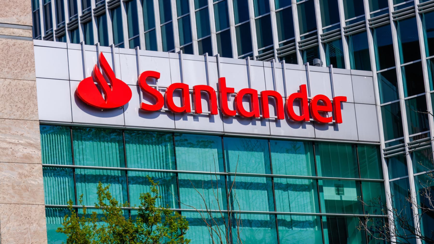 Banco Santander ofrece becas de 1.000 euros a universitarios