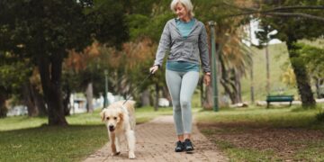 Error que cometen las mujeres mayores que salen 'solo' a caminar