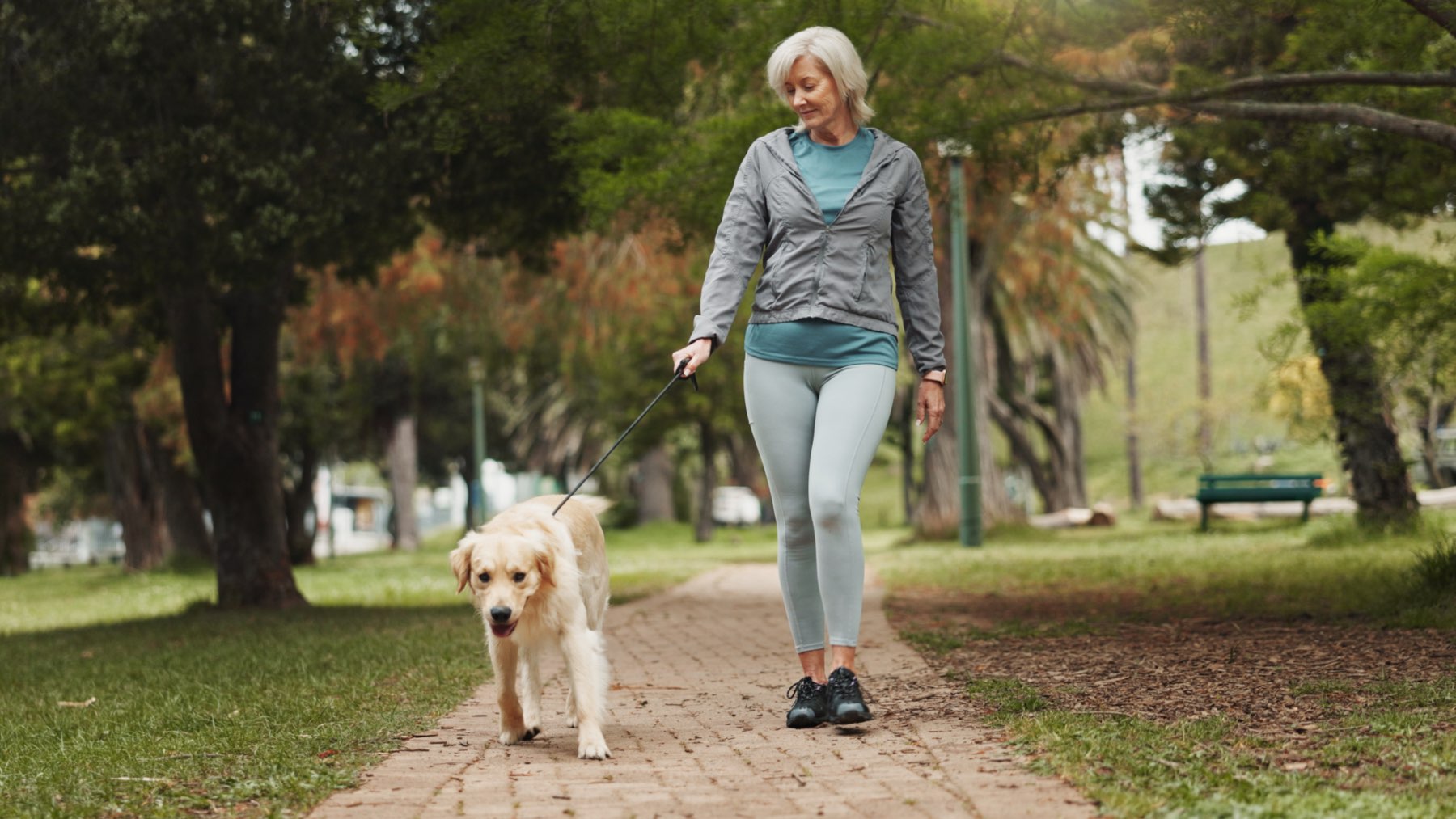 Error que cometen las mujeres mayores que salen 'solo' a caminar
