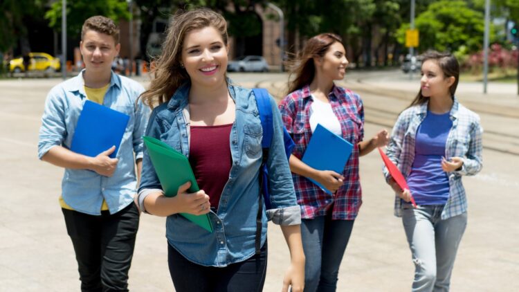 Ni gratis ni precario: el Gobierno impulsa una nuevo Estatuto del Becario que les dará todos estos derechos 1 El Gobierno impulsa una nuevo Estatuto del Becario