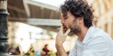 Adiós a fumar en las terrazas: España endurece la ley