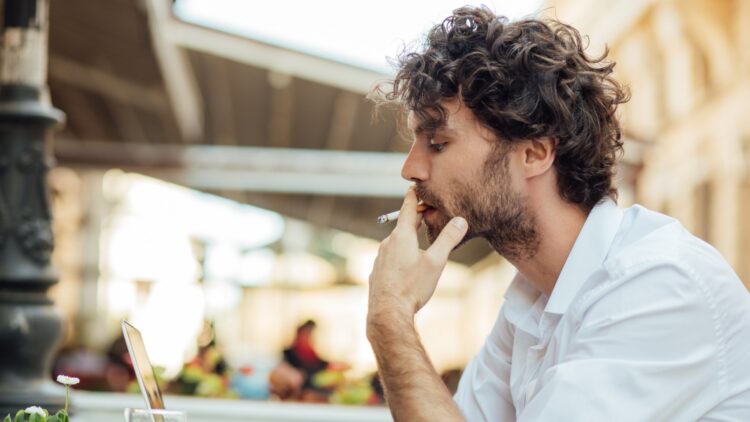 Adiós a fumar en las terrazas: España endurece la ley con estas prohibiciones e inicia la 'guerra' contra el vaper 1 Adiós a fumar en las terrazas: España endurece la ley