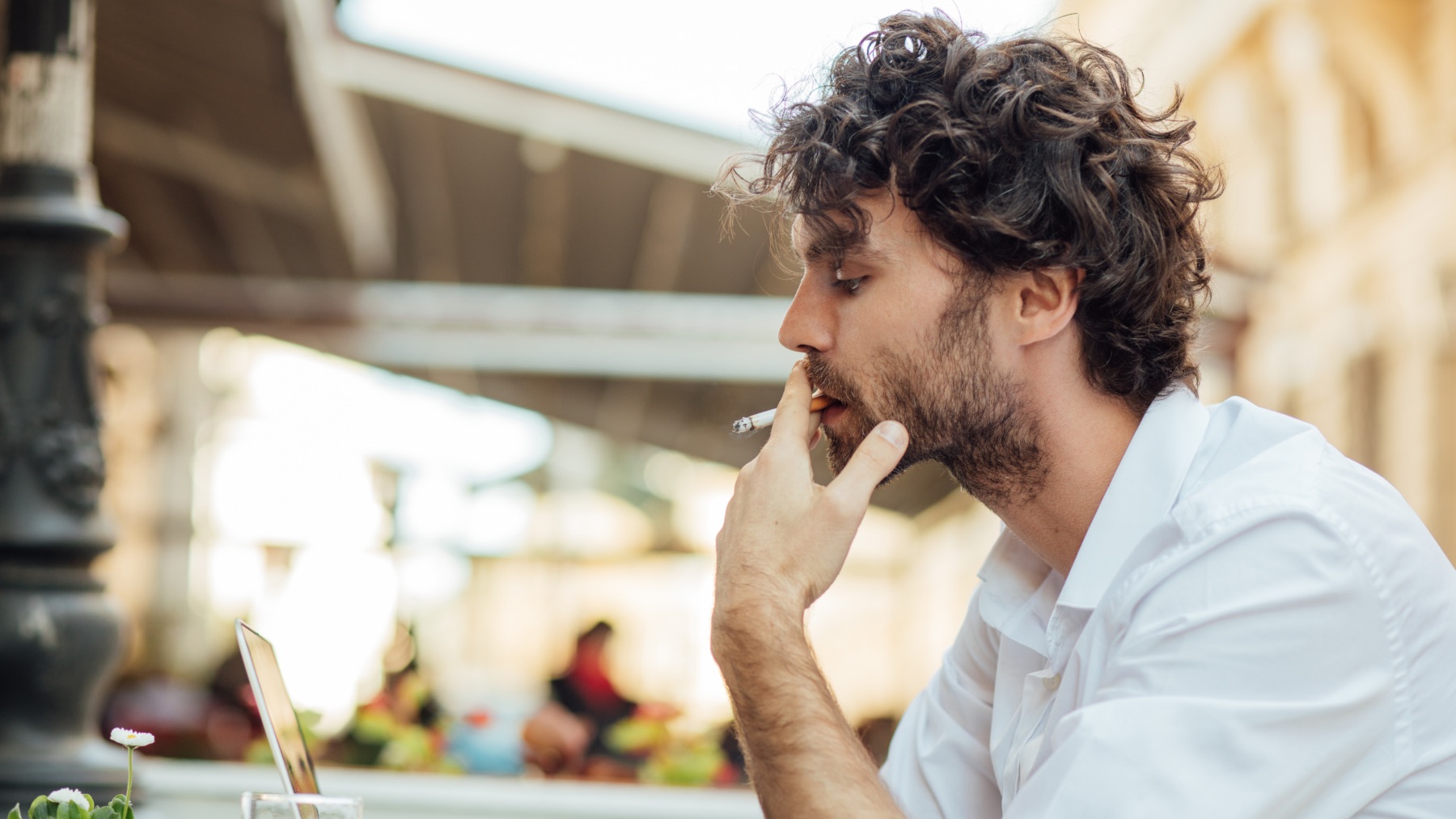 Adiós a fumar en las terrazas: España endurece la ley