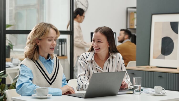 Es oficial: así puedes optar a las becas de hasta 1.100 euros al mes que da la Fundación SEPI 1 Becas de hasta 1.100 euros al mes que da la Fundación SEPI