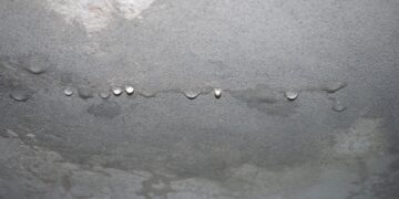 Adiós a las discusiones: la ley dice claramente quién debe pagar el arreglo de las goteras de tu comunidad.