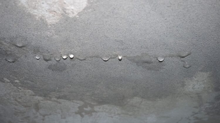 Adiós a las discusiones: la ley dice claramente quién debe pagar el arreglo de las goteras de tu comunidad 1 Adiós a las discusiones: la ley dice claramente quién debe pagar el arreglo de las goteras de tu comunidad.