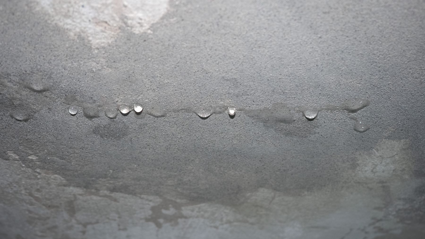 Adiós a las discusiones: la ley dice claramente quién debe pagar el arreglo de las goteras de tu comunidad.