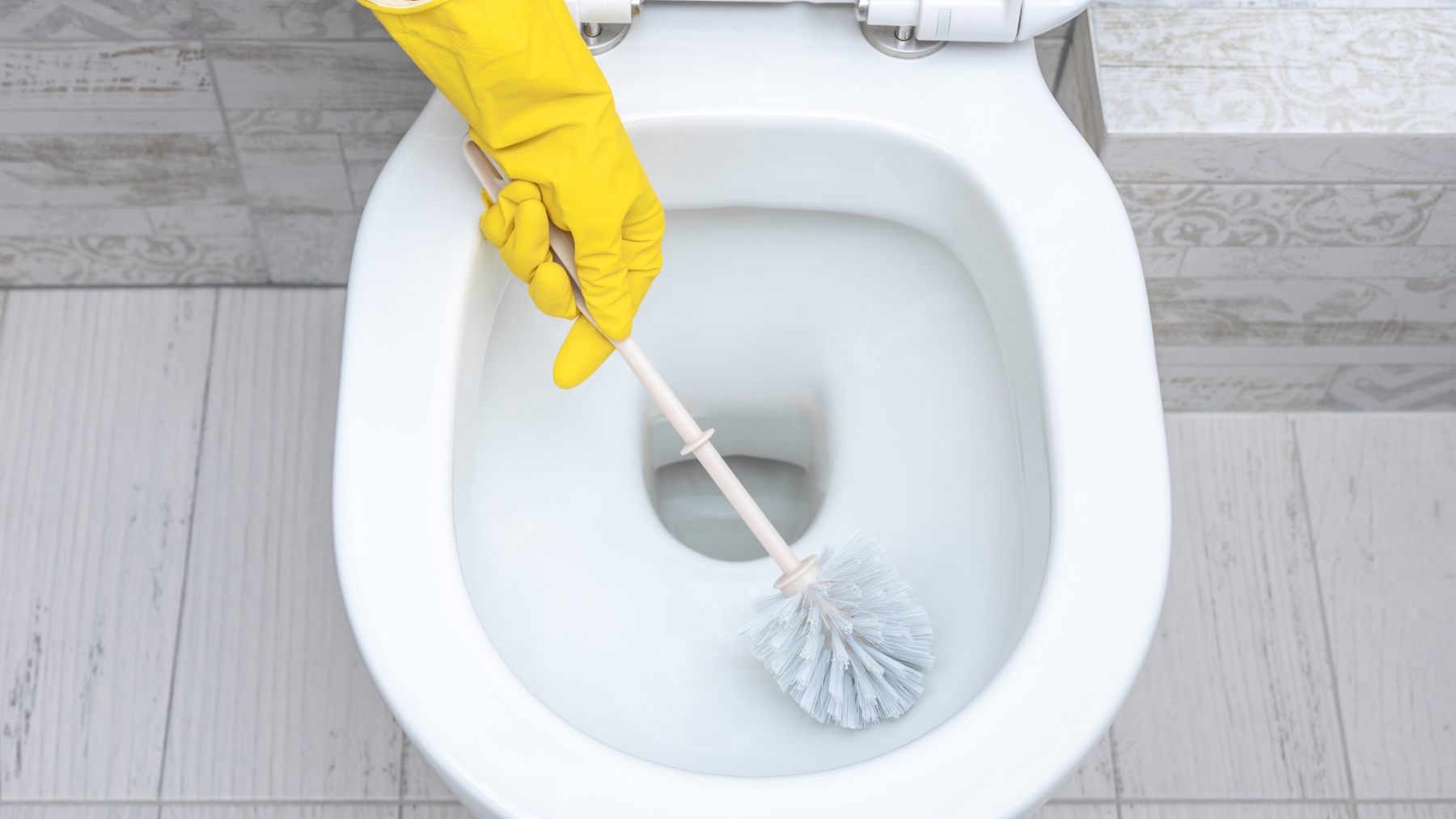 Cada vez más expertos recomiendan que tires sal por el inodoro