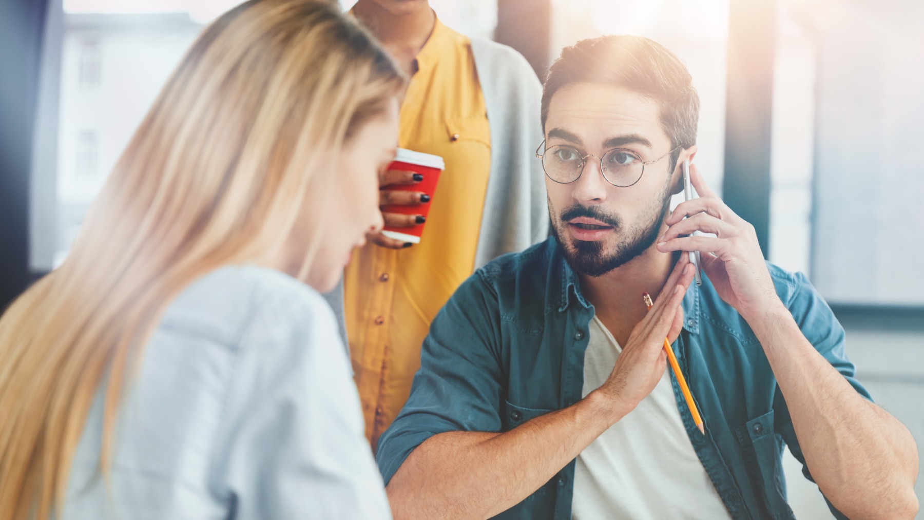 Interrumpen a otro mientras habla, esto dice la psicología de ti