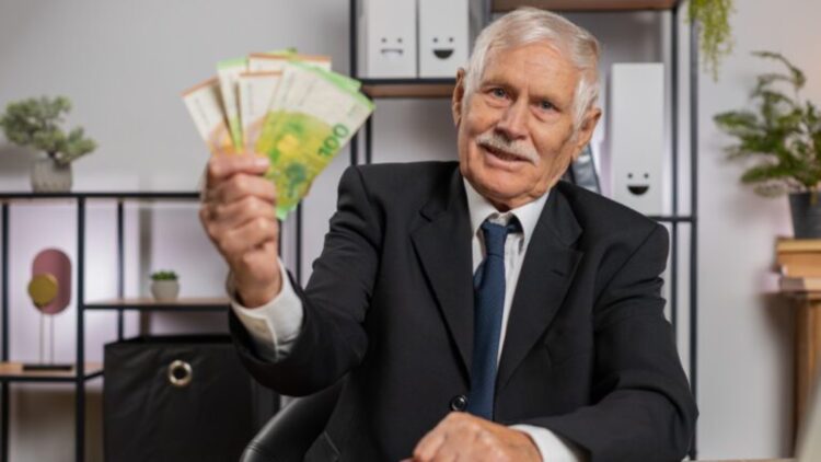 Confirmado: la Seguridad Social 'regala' 12.000 euros a todos los pensionistas que hagan esto al final de su vida laboral 1 La Seguridad Social 'regala' 12.000 euros a todos los pensionistas