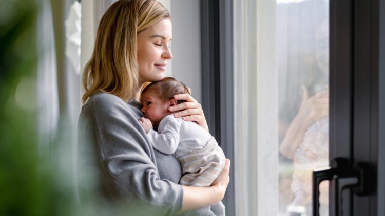 Confirmado: la Seguridad Social premia a quienes han cuidado a sus hijos con hasta cinco años de cotización adicional 1 La Seguridad Social premia a quienes han cuidado a sus hijos