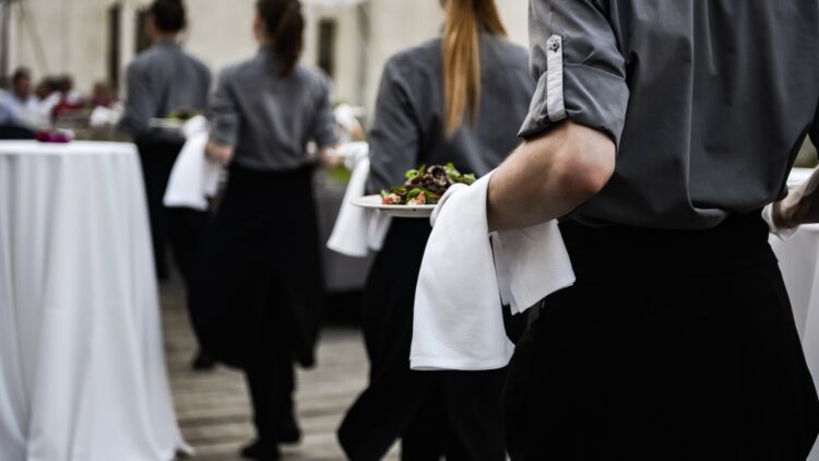 Rafael Zafra, médico: "En Alemania gano 3.200 euros al mes como camarero; en España..." 1 En Alemania gano 3.200 euros al mes como camarero