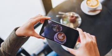 Puedes saber si te están espiando a través de la cámara del móvil