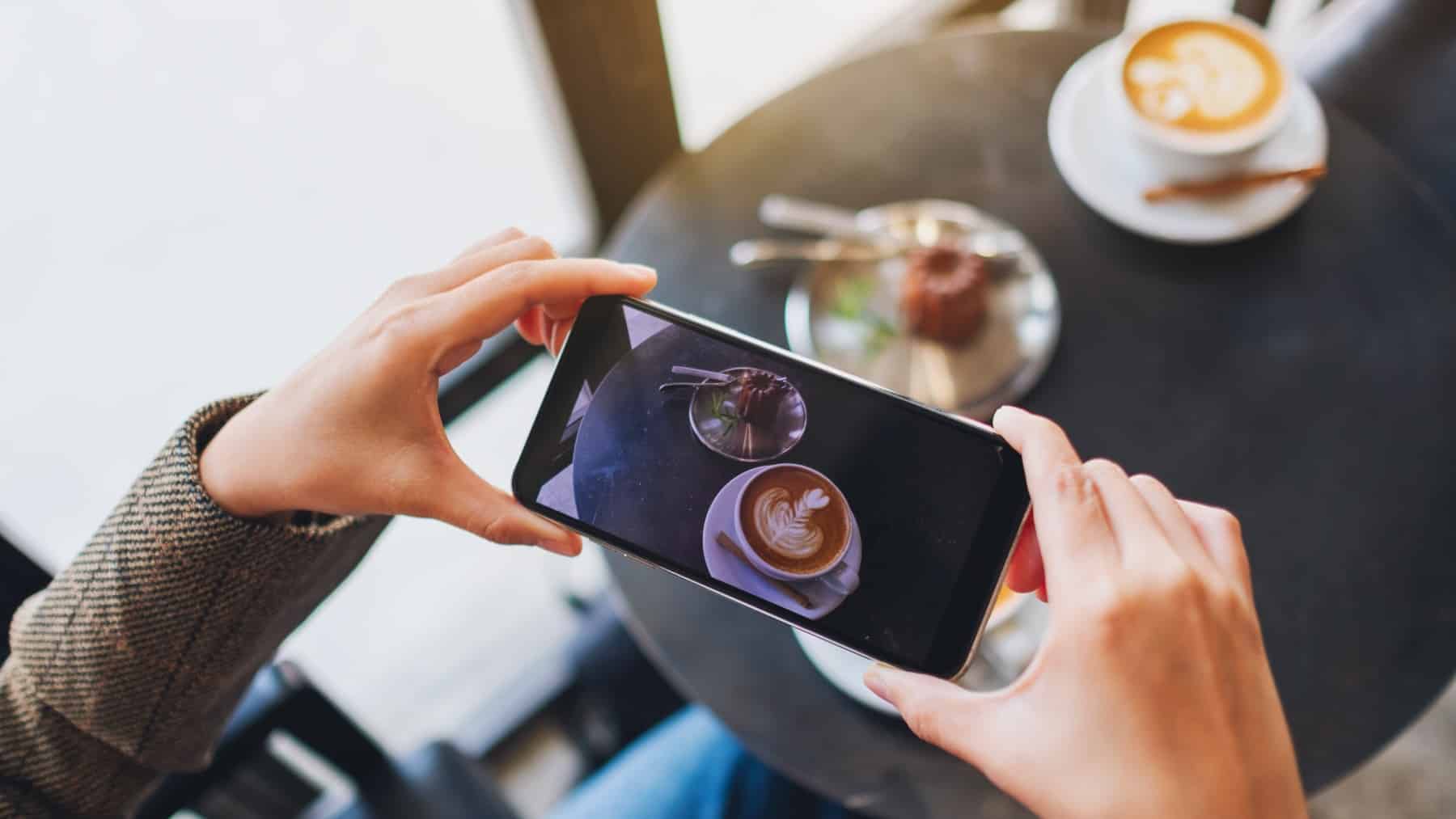 Puedes saber si te están espiando a través de la cámara del móvil