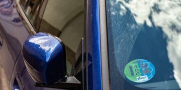 Tu coche tendrá que llevar dos pegatinas para entrar a las ZBE