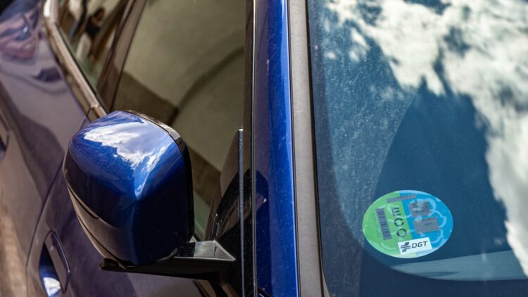 Es oficial: tu coche tendrá que llevar dos pegatinas para entrar a las ZBE y así es como deberás colocarlas, según la DGT 1 Tu coche tendrá que llevar dos pegatinas para entrar a las ZBE