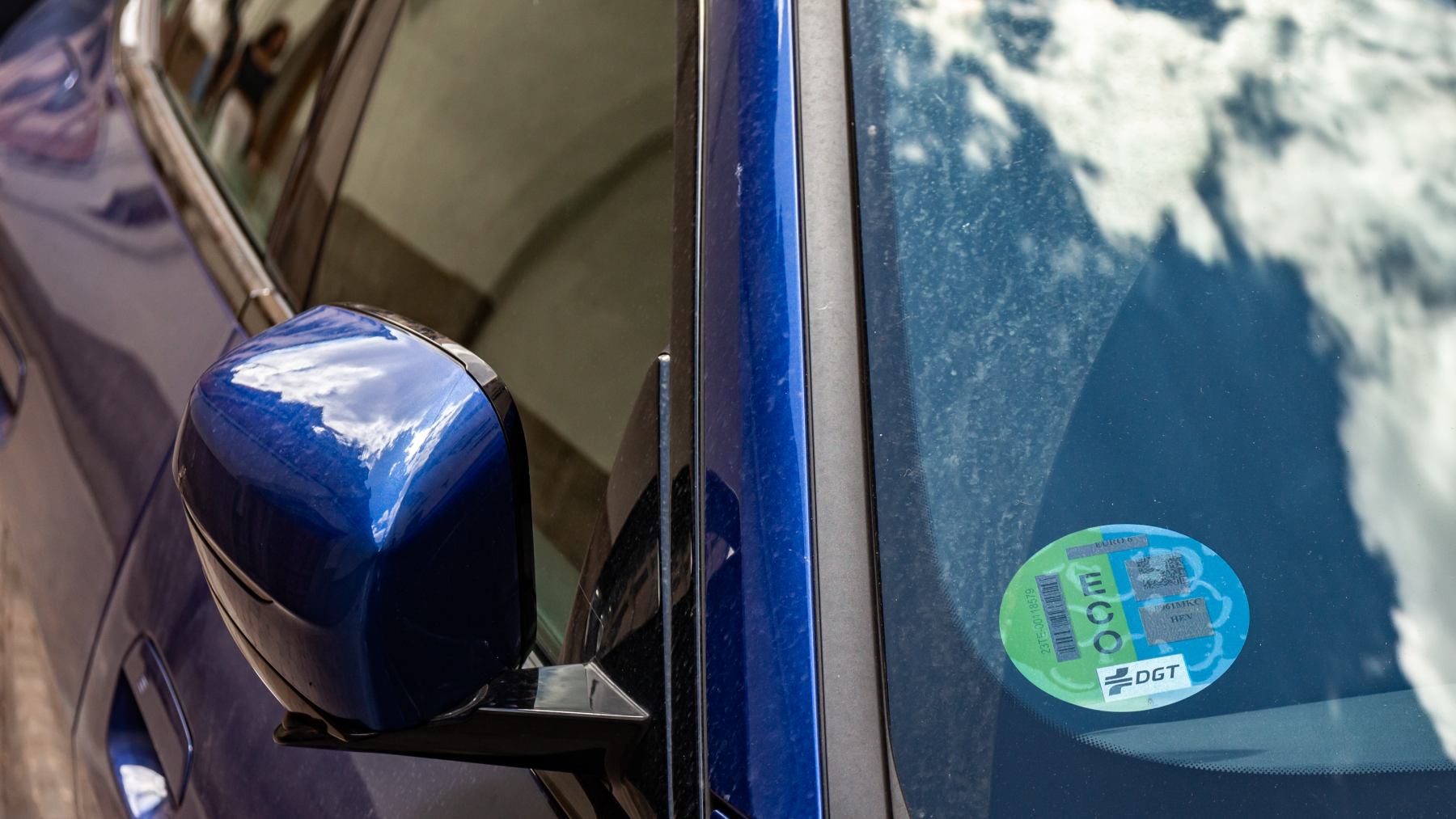 Tu coche tendrá que llevar dos pegatinas para entrar a las ZBE